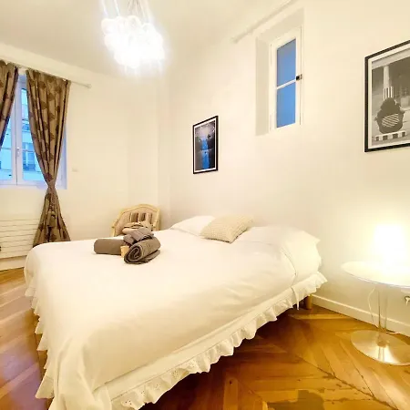 Arty Chic Flat Between Arc De Triomphe & Eiffel Tower