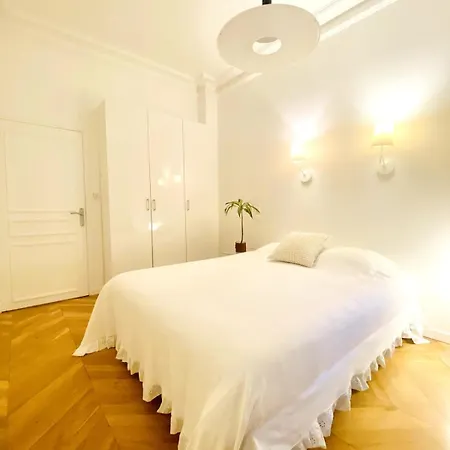 Arty Chic Flat Between Arc De Triomphe & Eiffel Tower
