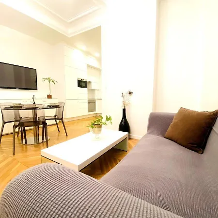 Arty Chic Flat Between Arc De Triomphe & Eiffel Tower *