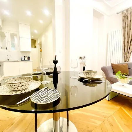Arty Chic Flat Between Arc De Triomphe & Eiffel Tower *
