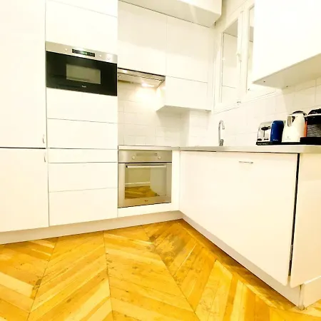 Design & Comfort Between Arc De Triomphe & Eiffel Tower *