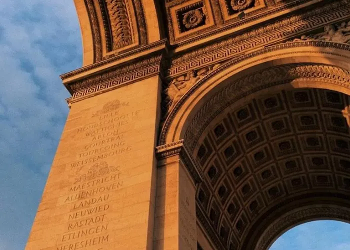 Arty Chic Flat Between Arc De Triomphe & Eiffel Tower Апартаменты *