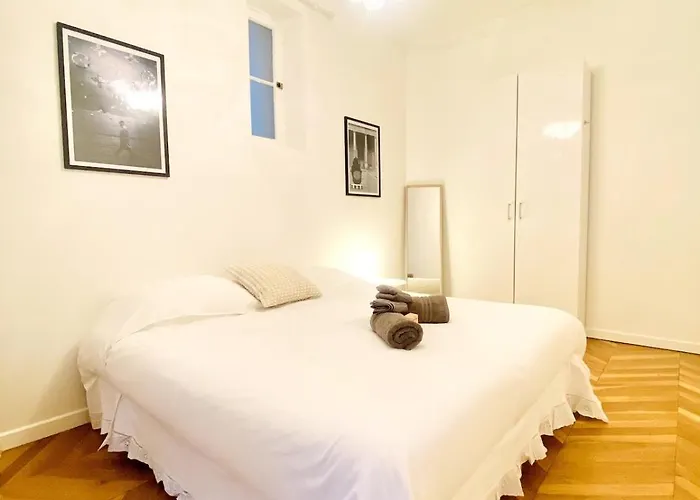 Arty Chic Flat Between Arc De Triomphe & Eiffel Tower Апартаменты *
