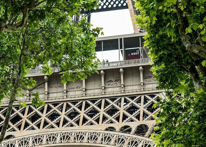 Апартаменты Arty Chic Flat Between Arc De Triomphe & Eiffel Tower Париж