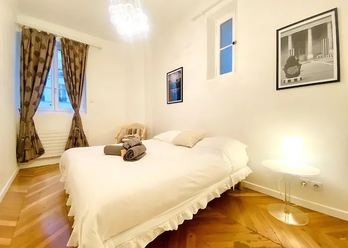 Arty Chic Flat Between Arc De Triomphe & Eiffel Tower