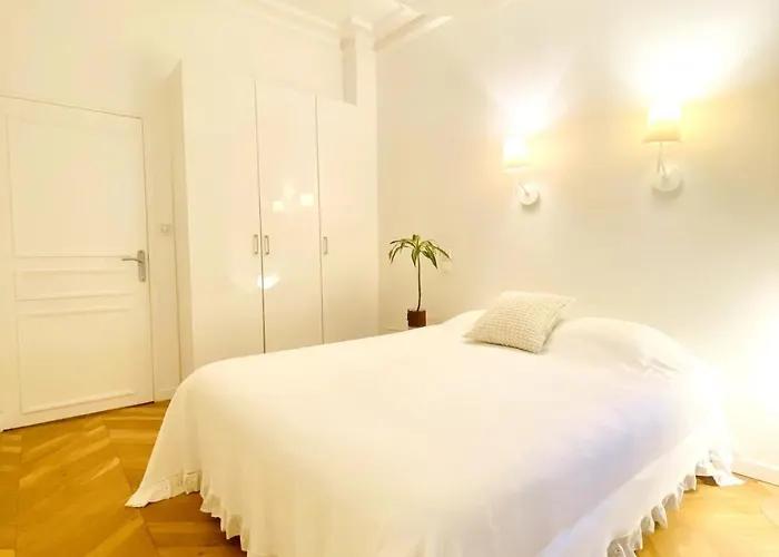 Arty Chic Flat Between Arc De Triomphe & Eiffel Tower