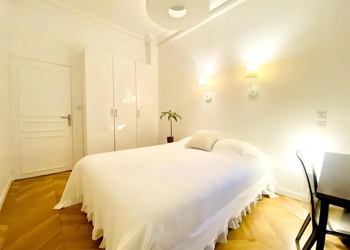 דירה Arty Chic Flat Between Arc De Triomphe & Eiffel Tower