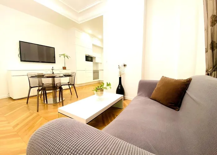 Arty Chic Flat Between Arc De Triomphe & Eiffel Tower *