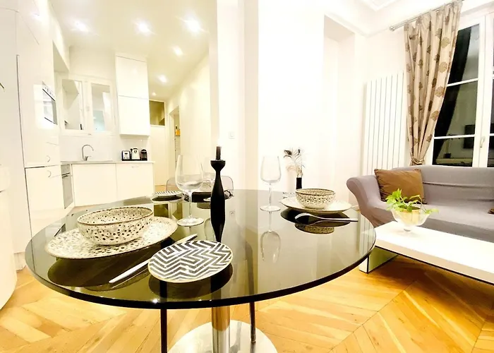 Arty Chic Flat Between Arc De Triomphe & Eiffel Tower *