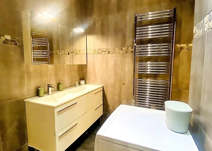 Arty Chic Flat Between Arc De Triomphe & Eiffel Tower