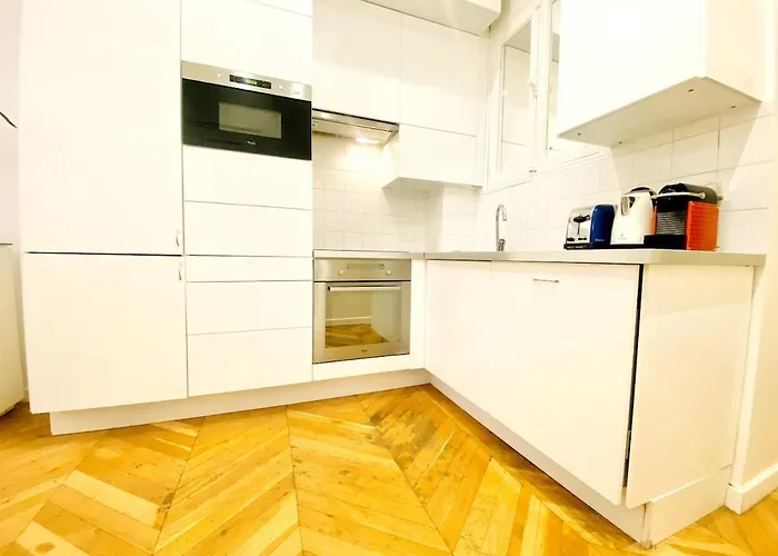 Arty Chic Flat Between Arc De Triomphe & Eiffel Tower *