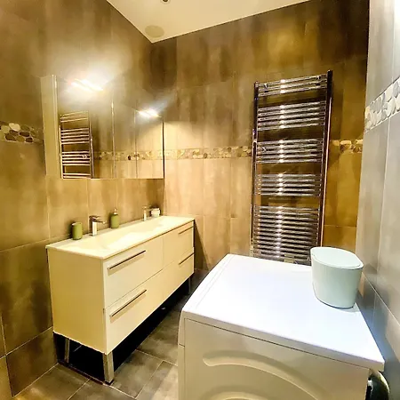 Arty Chic Flat Between Arc De Triomphe & Eiffel Tower