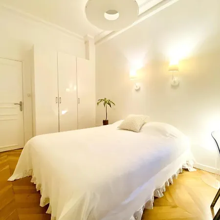 Daire Arty Chic Flat Between Arc De Triomphe & Eiffel Tower